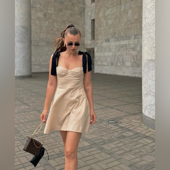 ZARA BLOGGERS’ FAVORITE RUFFLED MINI DRESS - Picture 7 of 16